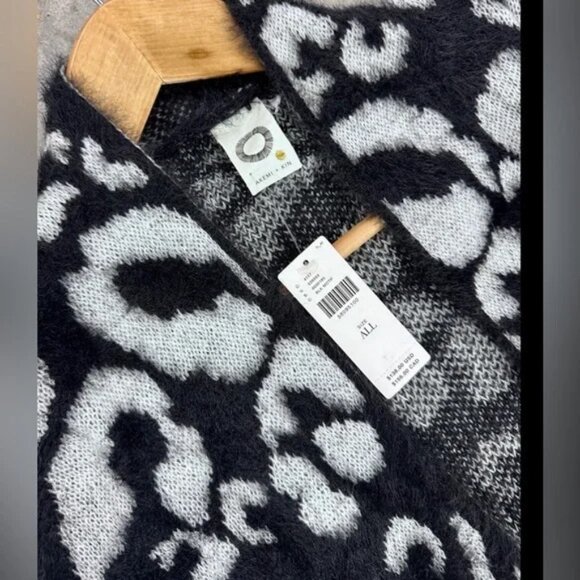 Anthropologie NWT Akemi + Kin Kimono Fuzzy Long One Size Flare Sleeve - Picture 11 of 11